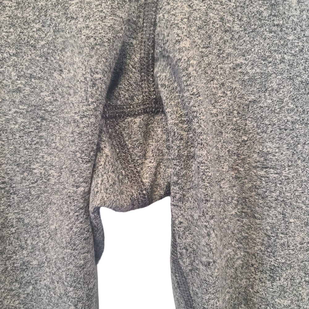 Lululemon Motivate Crop Gray Knit Black Capri Leggings Womens size 2 yoga - Picture 6 of 7